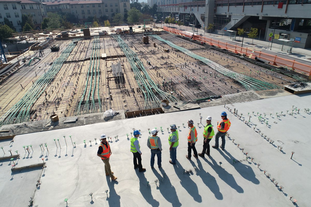 Edificio en construcción con estructura de andamios