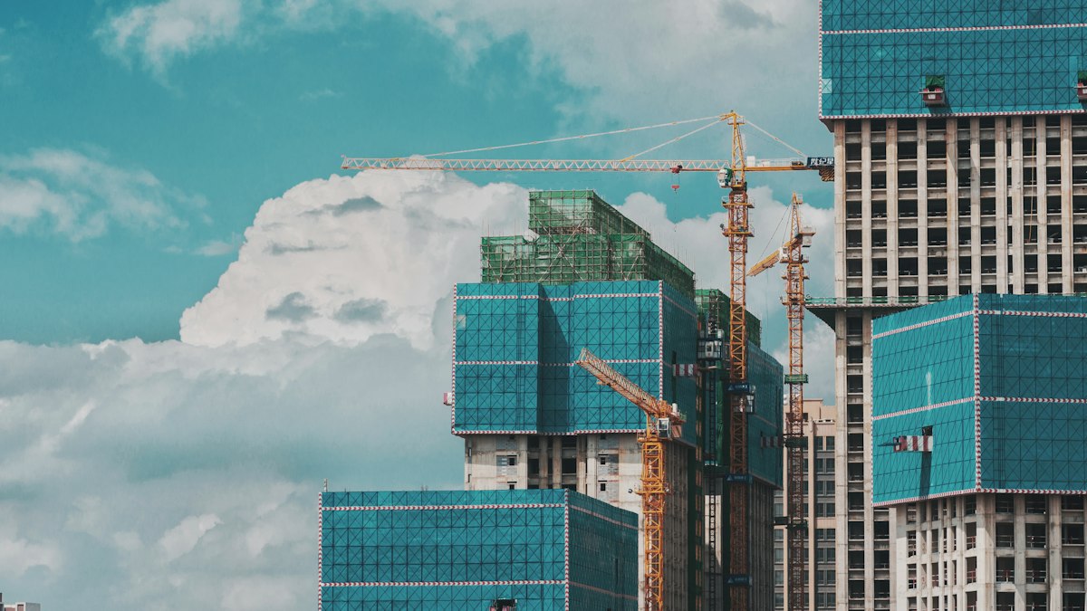 Estructura de andamio metálico con plataformas de trabajo en un proyecto de construcción