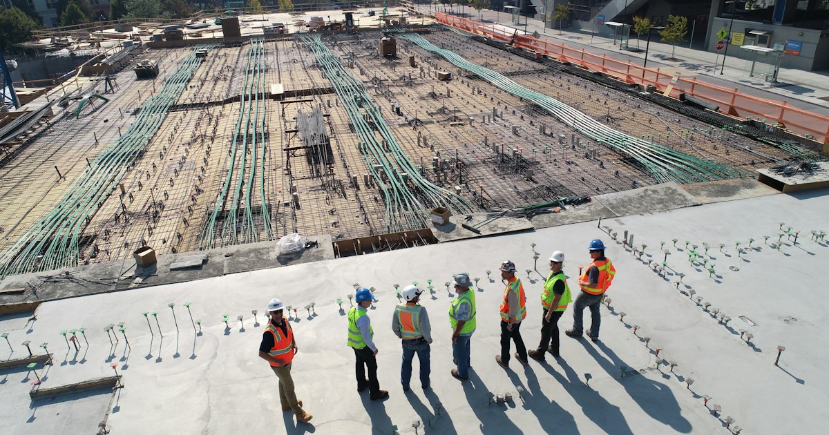 Puntales metálicos y encofrado de losa en una obra en construcción